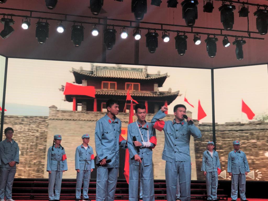 2015级本科二班团支部的情景剧《一封情报》.JPG
